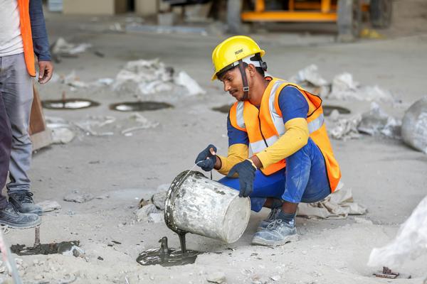 Vertido de hormigón en el sitio de construcción