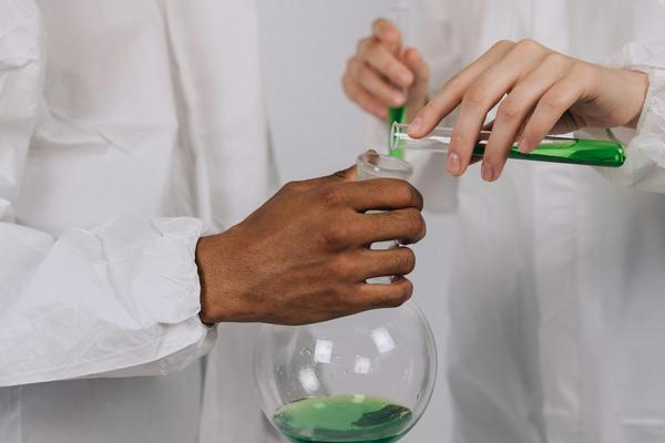 Laboratorio con reactivos para el desarrollo de aditivos para concreto.
